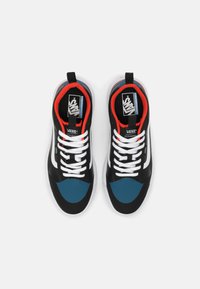 Sapatilhas atléticas pretas e azuis com atacadores brancos, um upper texturizado em preto, detalhes em vermelho, e uma tampa do dedo do pé azul com a marca no linguete.