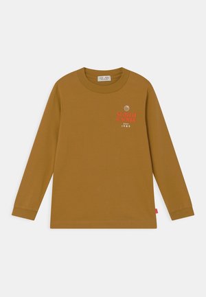 Koszulka z długim rękawem w kolorze musztardowym, wykonana z miękkiej bawełny. Na froncie znajduje się czerwone logo "Scotch & Soda" oraz tekst "Od 1985".