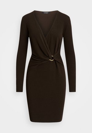 Dunkelbraunes, langärmeliges, figurbetontes Kleid mit V-Ausschnitt und gedrehtem Vorderteil, das durch ein kleines goldenes Ringdetail an der Taille befestigt ist.