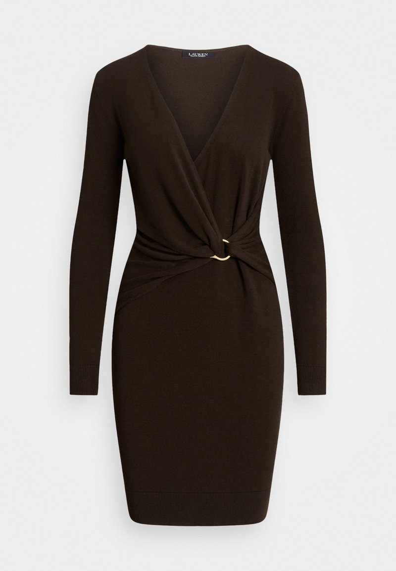 Abito aderente a maniche lunghe color marrone scuro con scollo a V e davanti intrecciato fissato da un piccolo dettaglio ad anello dorato in vita.