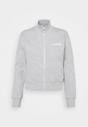 Hellgraues Sweatshirt mit Reißverschluss, hohem Kragen, gerippten Bündchen und Saum sowie weißem "GUESS"-Logo auf der linken Brust.