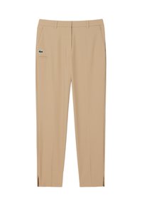 Pantaloni beige con una texture liscia, caratterizzati da una vestibilità slim, tasche frontali e un piccolo logo verde. Presentano spaccature laterali agli orli.