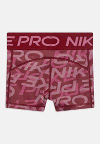 Szorty Nike Pro w kolorze bordowym z wzorem zawierającym różne odcienie różowego oraz logo. Miękki, elastyczny materiał w dopasowanym kroju.
