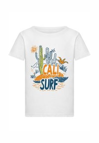 Balta medvilnės marškinėliai su spalvinga grafika, kurioje pavaizduoti kaktusai, bangos ir užrašas "CALI SURF" oranžinės ir mėlynos spalvos.