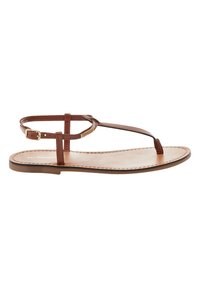 Sandali in pelle marrone con suola piatta, design a T, cinturino alla caviglia regolabile con fibbia e dettagli di cucitura minimi.