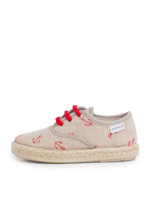 Botte espadrille beige avec des motifs d'ancre rouge, des lacets rouges et une semelle en jute tissée, présentant un dessus en tissu doux et un design à bout rond.