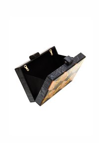 Borsa a pochette in acrilico nero con un motivo geometrico esterno in tonalità calde, dotata di una chiusura dorata e di un interno foderato in tessuto nero.