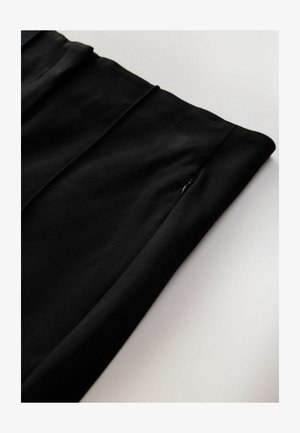 Mustmust kangas, millel on sile tekstuur ja volditud disain. Omab tagasihoidlikku tõmblukku ja puhtaid jooni, asuvad tasasel pinnal.