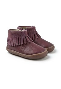 Stivaletti in pelle mauve con frange e pois sulla tomaia. Finitura morbida al tatto, punta rotonda e suola in gomma flessibile.