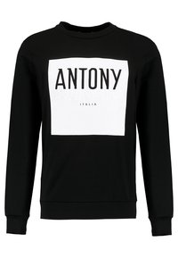 Sudadera negra de manga larga, con cuello redondo, que presenta un gráfico rectangular blanco con el texto "ANTONY ITALIA" en letras negritas negras.
