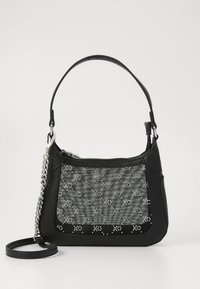 Sac à main noir avec un motif tissé texturé, une quincaillerie argentée et une bandoulière amovible. Comprend une poche avant ornée de décorations brillantes.