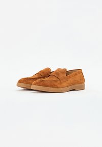 Braune Wildleder Slipper mit einem Rutschdesign, ausgestattet mit einer genähten Zehenpartie und einer glatten Gummisohle. Minimale Kennzeichnung an der Ferse.