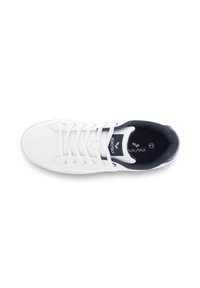Scarpa bianca con parte superiore in tela liscia, lacci frontali, punta rotonda e interno blu navy. Presenta un logo nella zona del tallone e un'etichetta con la taglia.