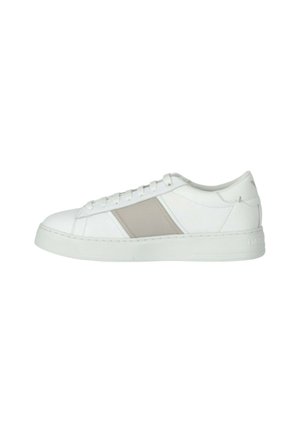 Baskets blanches avec une tige en cuir lisse, dotées d'un panneau beige clair sur le côté, d'un bout rond et d'une semelle en caoutchouc plate. Lacets à l'avant.