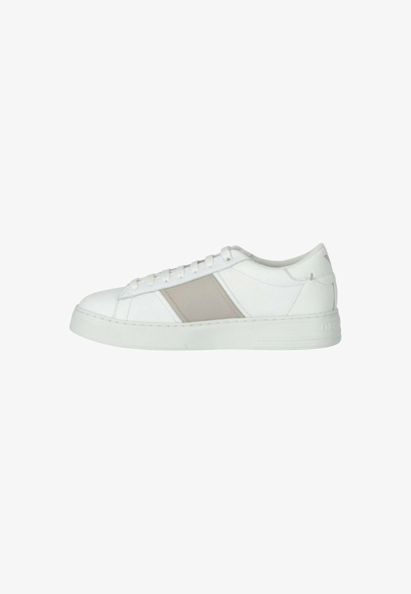 Zapatilla blanca con parte superior de cuero suave, presenta un panel beige claro en el costado, punta redonda y suela de goma plana. Cuentan con cordones en la parte delantera.