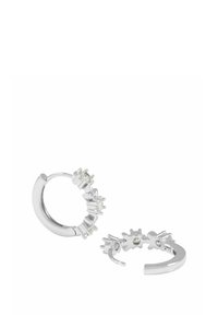 Silverhänge i form av hoops med oregelbundet strukturerade detaljer och klara ädelstenar, med en polerad yta och modern design.