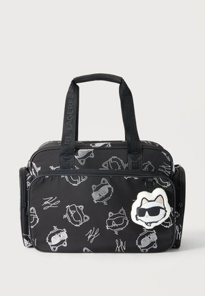 Sac fourre-tout rectangulaire noir avec motif de visages de chats blancs portant des lunettes de soleil et un porte-clés en forme de chat attaché à la fermeture éclair de la poche avant.