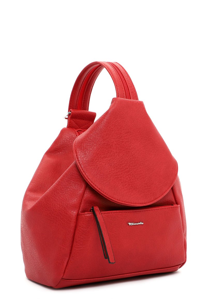 Borsa a tracolla in pelle rossa con chiusura a patta piegata, superficie testurizzata e tasca frontale con zip. Presenta manici corti e una forma strutturata.