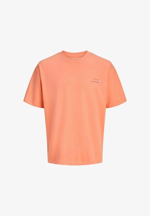 Koralfarvet t-shirt med korte ærmer, rund halsudskæring og lille hvid tekst "ISLAND RETREAT" på venstre bryst.