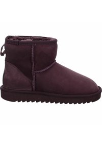 Stivaletti ankle in suede viola con punta arrotondata, morbida fodera in pelliccia e suola in gomma testurizzata. Presentano una linguetta sul retro e cuciture a contrasto.