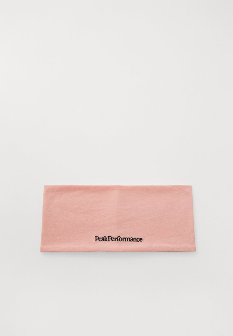 Roze katoenen haarband met een gladde textuur en geborduurd "Peak Performance" logo in zwart. Rechthoekige vorm, gevouwen voor presentatie.