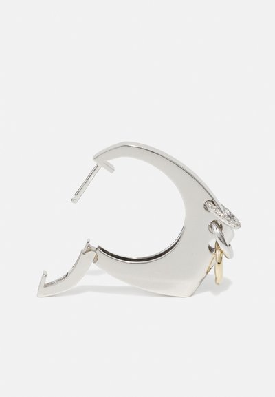 Sudraba āķi ar izliekta dizaina, pulētu virsmu un zelta akcenta gredzenu ar dekoratīvu elementu.