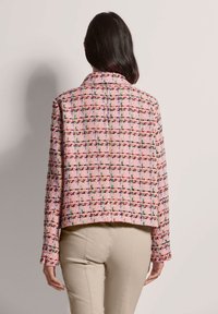 Roze tweedjas met een geruit patroon, voorzien van veelkleurige accenten en een korte snit, met een kraag en lange mouwen.