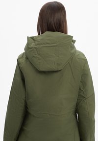 Olijfgroene hoodie met een gladde, matte afwerking. Heeft een slim fit silhouet en naaddetails op de rug en schouders.