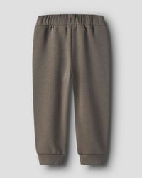 Proste, szare dresowe spodnie z elastycznym paskiem w talii, z ściągaczami na końcach nogawek, leżące na jasnoszarym tle.