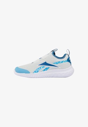 Wit en blauw instapsportieve schoen met een bovenwerk van mesh, elastische banden, een getextureerde zool en blauwe accenten met digitaal patroon.