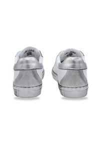 Witte sneakers met metallic zilveren accenten, bovenwerk van soepel leer, platte rubberen zool en een gevoerde kraag voor comfort.