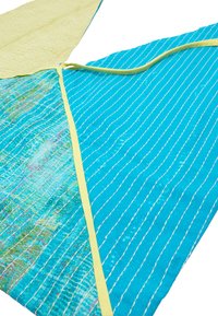 Kolorowa tkanina w jasnym turkusowym i żółtym kolorze, o gładkiej fakturze, w paski oraz z kontrastującymi detalami w szwach.