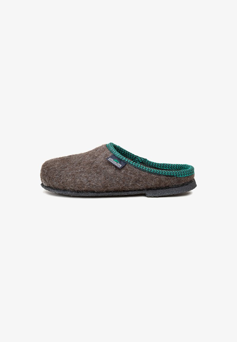 Pantoufle en feutre marron à enfiler avec une bordure verte et une semelle noire, arborant une petite étiquette de marque sur le dessus.