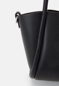 Gina Tricot TUBULAR HANDLE BAG - Håndveske - black