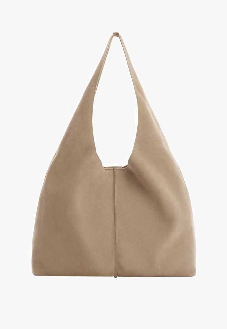 Sac hobo en daim beige avec un grand dessus ouvert, un corps profond et une large bandoulière. Coutures centrales sur le devant. Texture lisse, design minimaliste.