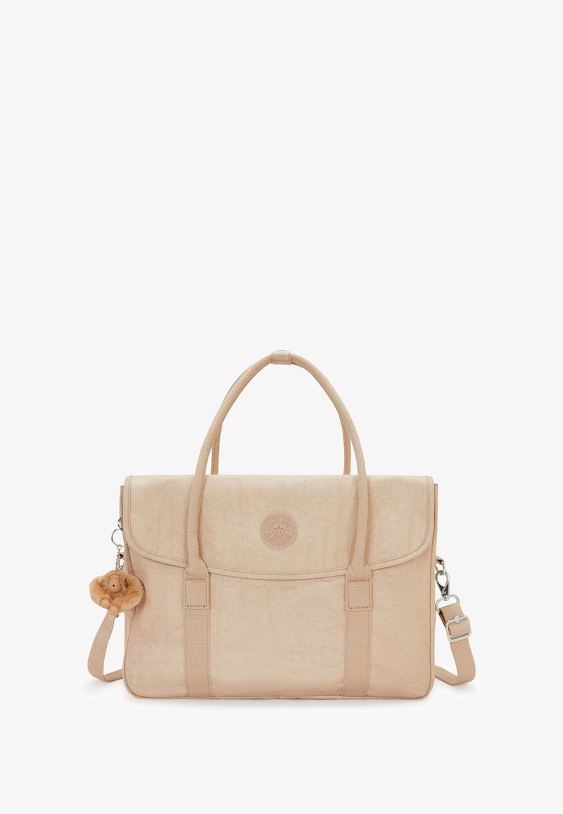 Beige stoffen tas met een textuurafwerking, dubbele handvatten, afneembare schouderriem en een sleutelhangeraccessoire in de vorm van een teddybeer.