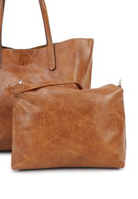 Cognackleur leren totebag met een gladde, gestructureerde afwerking en lange handvatten, vergezeld van een kleinere bijpassende zak met ritssluiting.