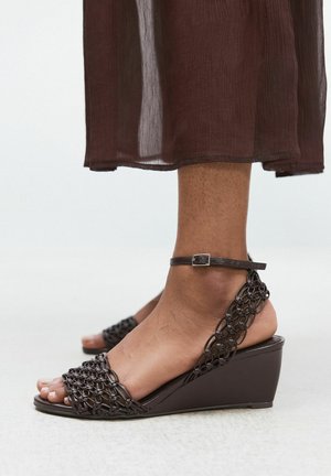 Next, REGULAR FIT - FOREVER COMFORT® WEAVE FLOWER WEDGES - Wedge sandals - chocolate brown