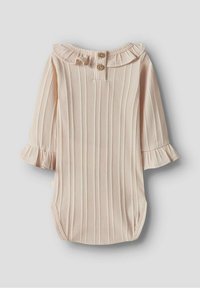 Body de bebé rosa claro con ribetes, cuello con volantes, tres botones de madera en la espalda y mangas acampanadas. Tejido suave y texturizado.