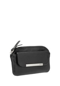 Črno usnjeno denarnico z zadrgo, sprednjim žepom pod preklopom in srebrno dekorativno paličico. Gladka tekstura s preprostim pravokotnim dizajnom.