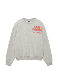 Ljusgrå crewneck-tröja med röd text "FUTURE FEELS NOW" och mindre slogan på vänster bröst, långa ärmar, ribbade muddar och fåll.