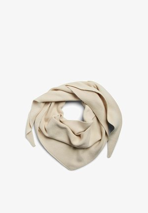 Kremfarget, strikket trekantet skjerf med teksturert ribbemønster, løst brettet med spisse ender synlige.