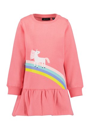 Vestito rosa a maniche lunghe con orlo arricciato che presenta un unicorno bianco con criniera rosa in piedi su un arcobaleno a strisce blu, turchese, rosa e gialle.