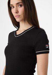 Fila PORTELLO V-NECK - T-paita - black