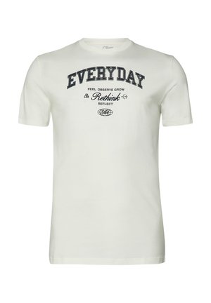 Biały T-shirt z krótkim rękawem z granatowym tekstem: „EVERYDAY”, „FEEL OBSERVE GROW”, „Rethink” i „REFLECT” umieszczonym na środku klatki piersiowej.