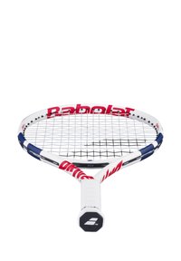 Tennisketsjer med hvid ramme, røde og blå accenter, der har et snøret strenge mønster og et tekstureret greb på håndtaget.