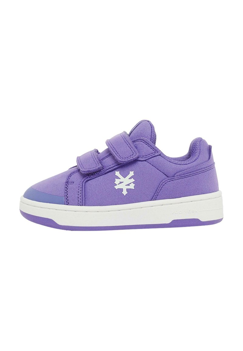 Sneakers viola con chiusura a strappo in velcro, collo imbottito, suola bianca e un logo geometrico sul lato. Materiale a texture liscia.