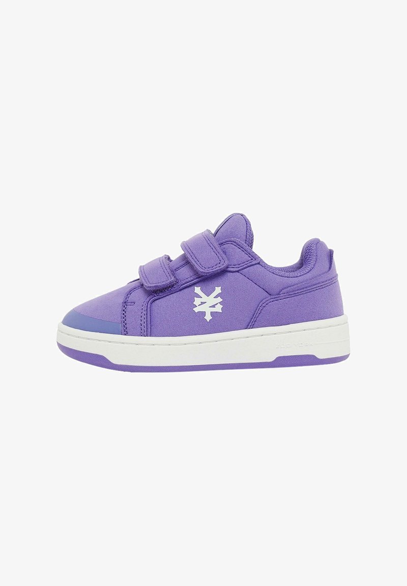 Sneakers viola con chiusura a strappo in velcro, collo imbottito, suola bianca e un logo geometrico sul lato. Materiale a texture liscia.