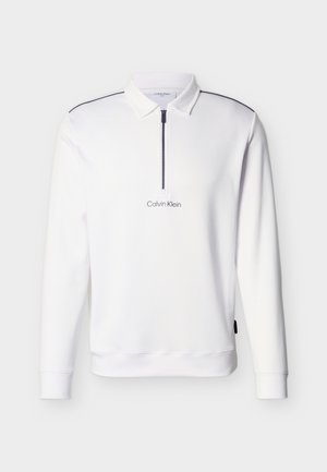 Witte lange mouw kwart-rits sweatshirt met zwarte ritssluiting en "Calvin Klein" logo gecentreerd onder de ritssluiting.
