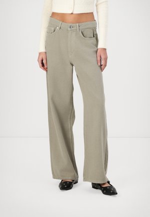 Weite Hosen in einem hellgrau-grünen Farbton, aus weichem Baumwollstoff gefertigt, mit hohem Taillenbund, fünf Taschen und minimalen Nähten.